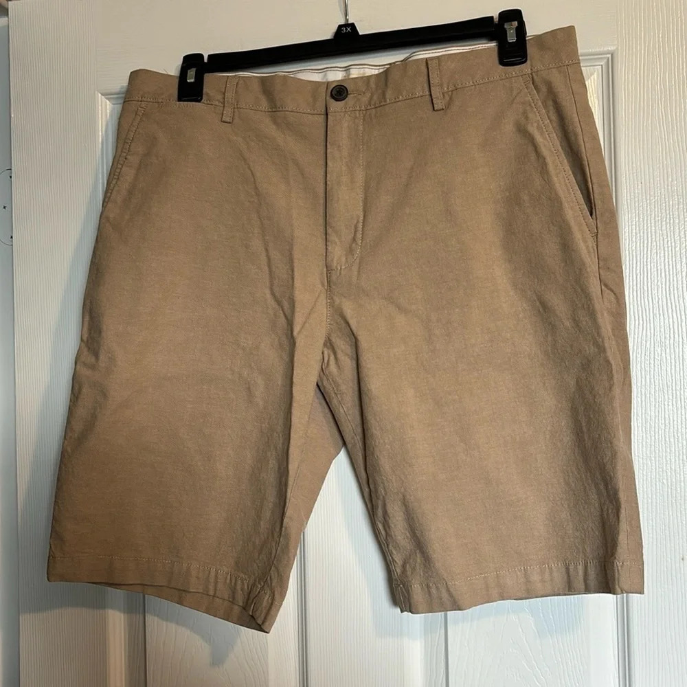 Goodthreads men’s tan 11” inseam flat front shorts size 36